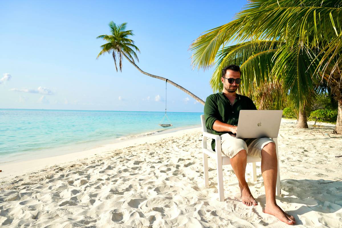 Bar chart showing 73% of digital nomads quit within 12 months due to time zone conflicts, legal issues, and isolation