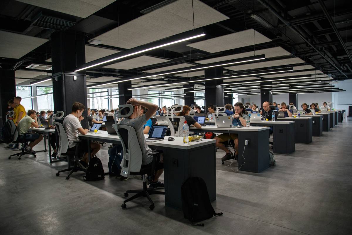 Remote worker focused in Mexico City co-working space - how to travel and work remotely efficiently