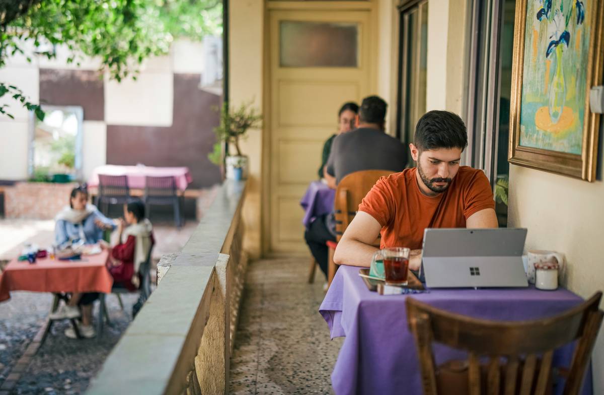 How to Work Remote and Travel: 7 Proven Tips to Avoid Costly Mistakes